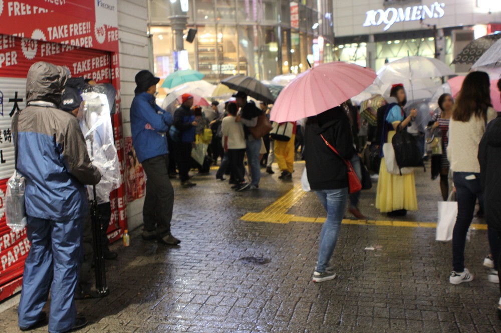 NHKの取材班の姿も