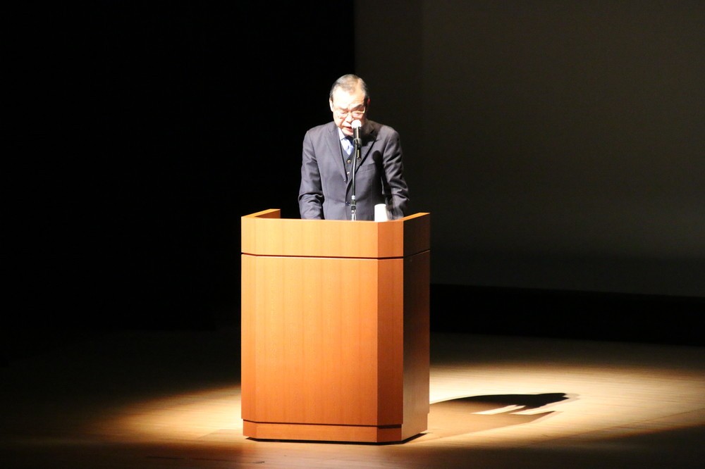 「希望の塾」開塾式で軽妙なトークを披露した松永二三男さん