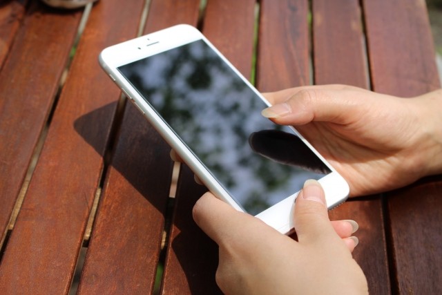 元カレ・元カノのSNSを見続ける　未練断ちきれず諦められない日々