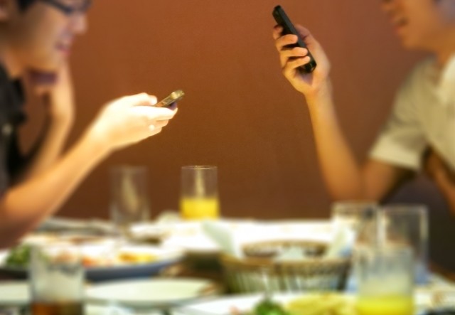 「食事中にスマホ」許せる？　マツコ「時代の流れ」発言に賛否が