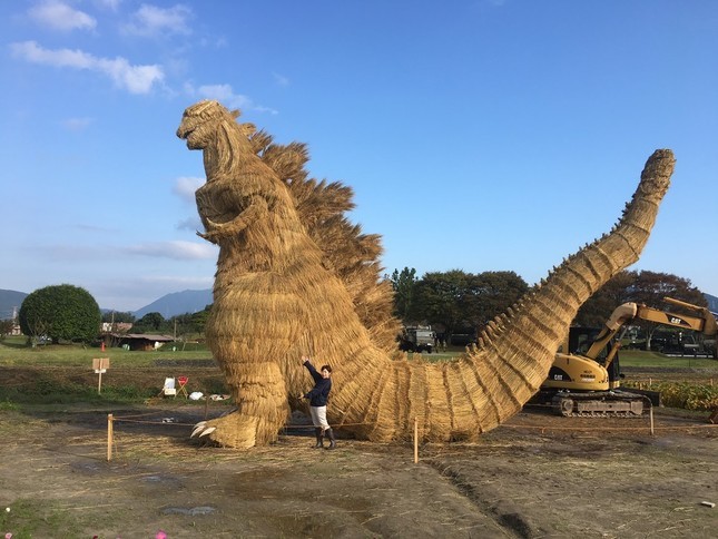 日没前の「わらゴジラ」（筑前町役場提供）（C）TOHO CO., LTD.
