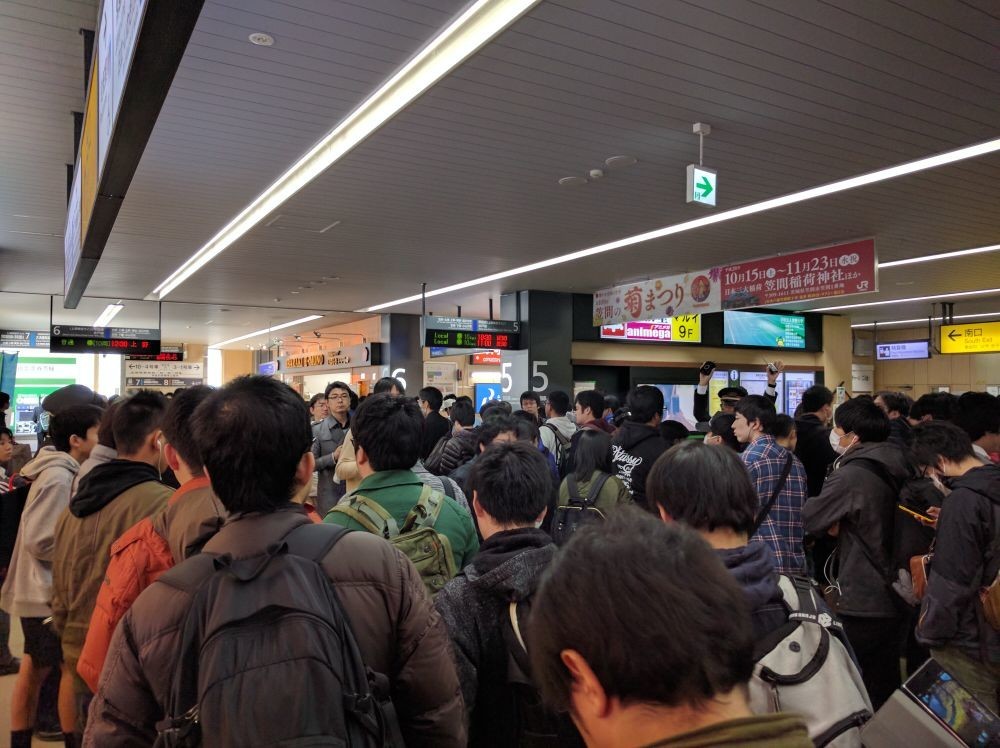 やはり9時ごろ、ホームへと続く列（@rin2_さん撮影）