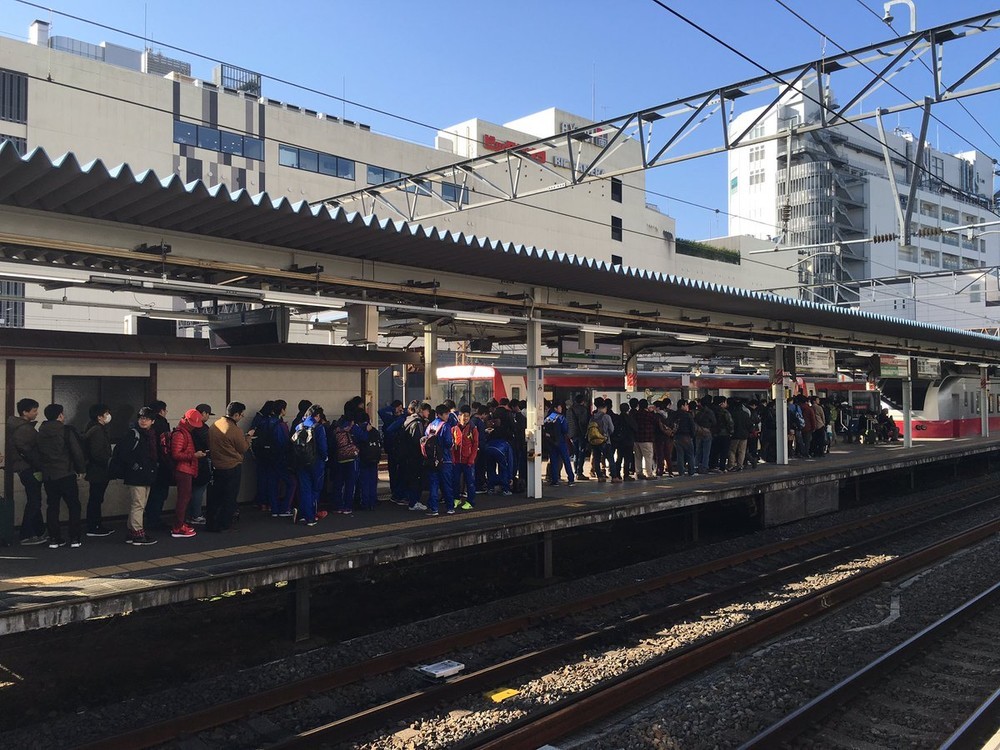 8時ごろ、人でいっぱいの大洗方面行きホーム（＠mmonyxさん提供）