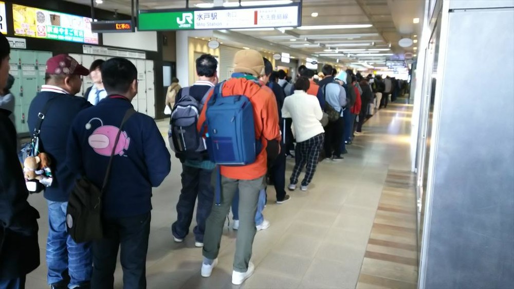 切符売り場へと続く長蛇の列。これでまだ朝8時前（＠Holly_athleticさん提供）