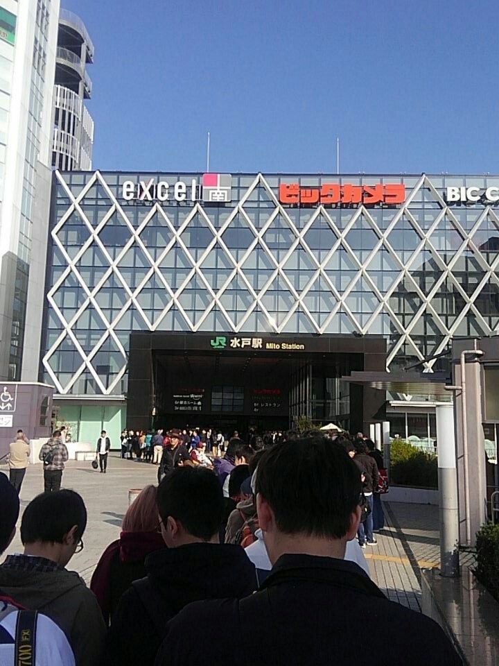 行列は駅の外まで続く（＠uemurakoubouさん撮影）