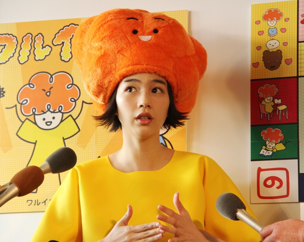 囲み取材に応じるのんさん（2016年11月20日撮影）