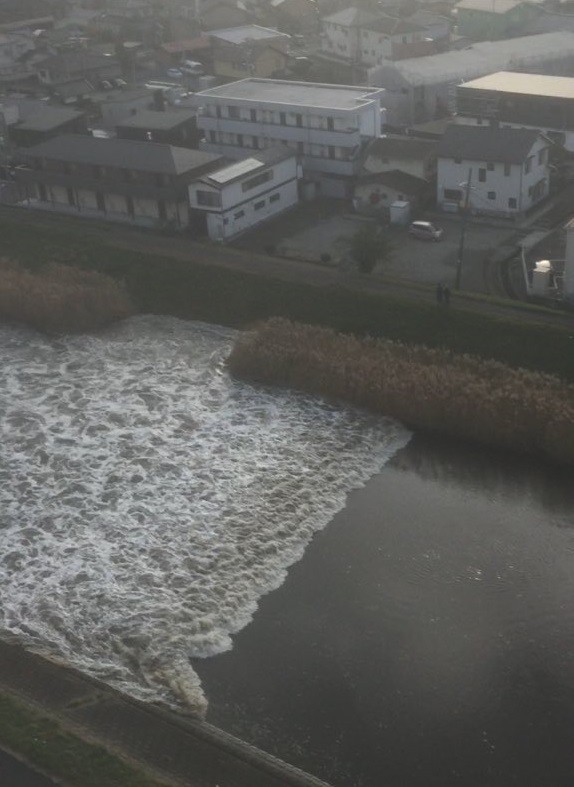「津波で川が逆流動画」の恐怖　思わず「逃げた方がいい！」