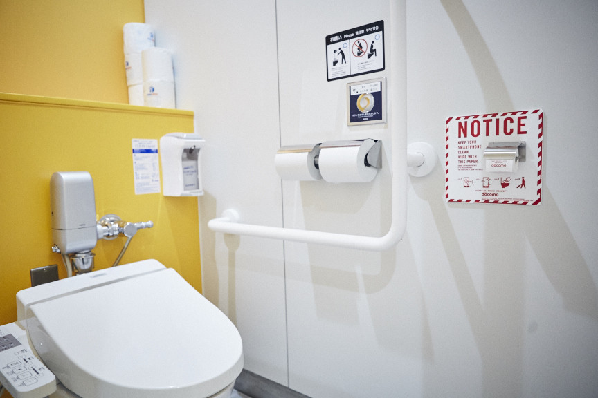 紙幅は普通のトイレットペーパーの半分ほど（提供：NTTドコモ）