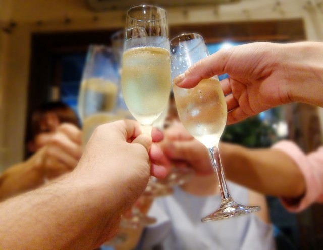 忘年会で食べ過ぎる「男心」の謎　見栄を張ってもモテないのに