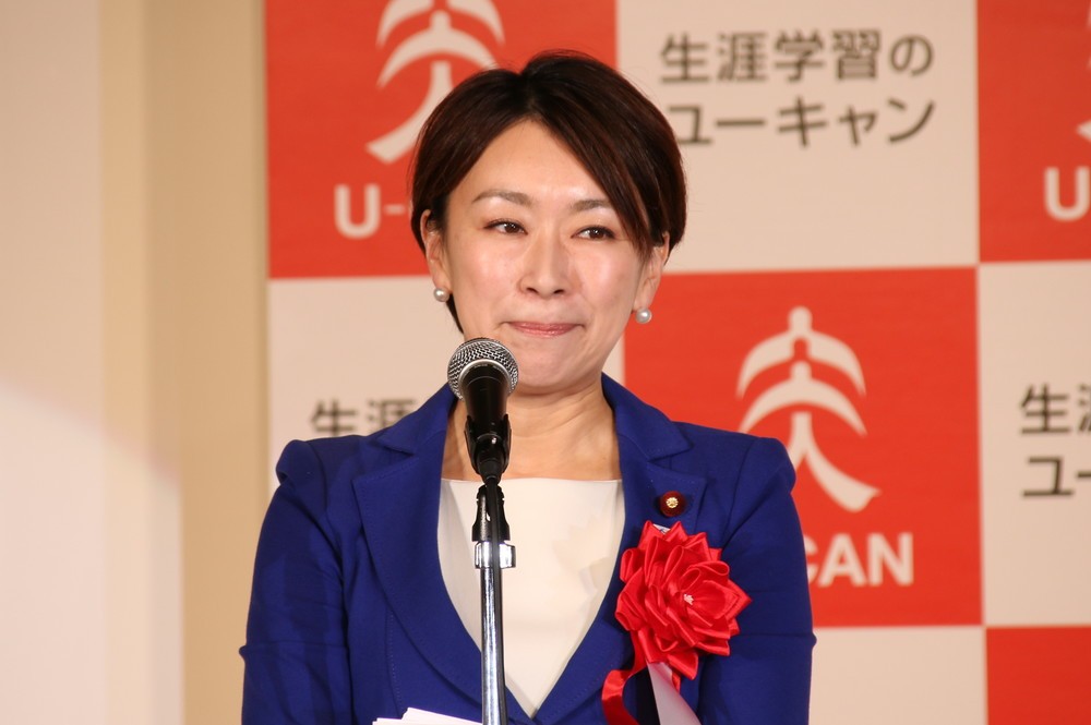 「2016ユーキャン新語・流行語大賞」授賞式であいさつする民進党の山尾志桜里衆院議員