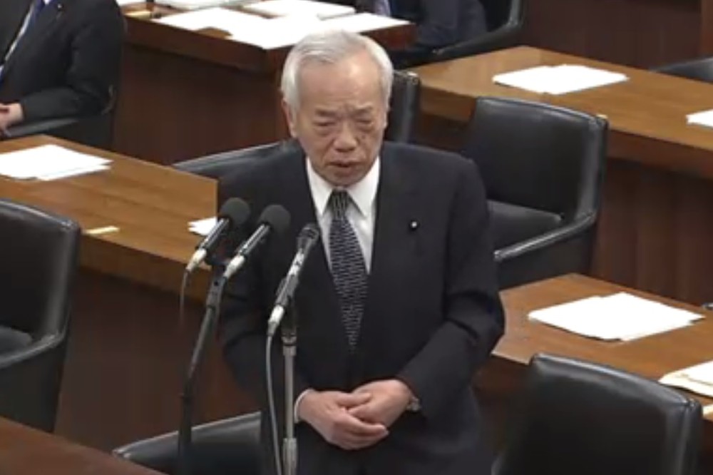 神妙な表情で般若心経の一節を唱える自民党の谷川弥一衆院議員（衆議院インターネット審議中継より）