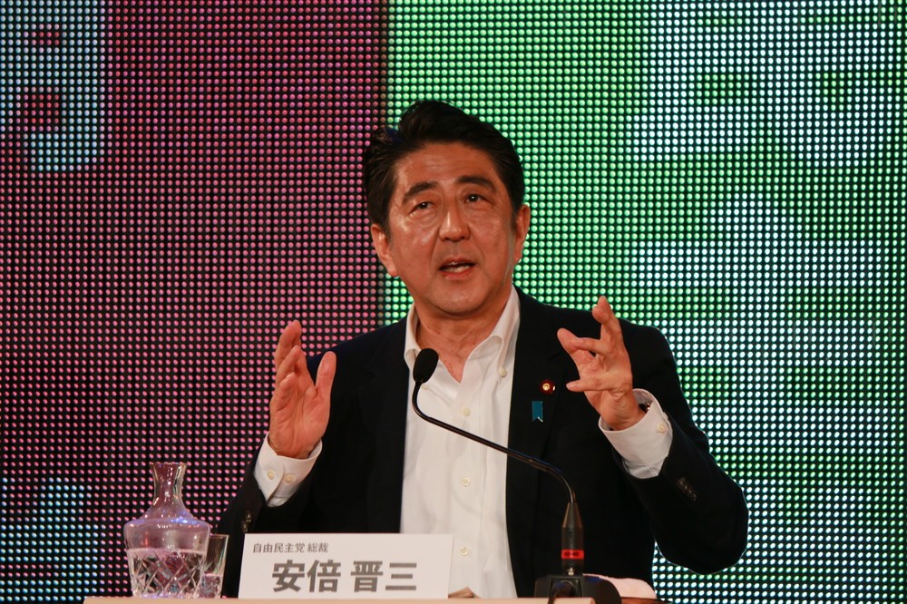 安倍首相真珠湾「慰霊」を批判する人たち　「広島原爆投下と同列でない」