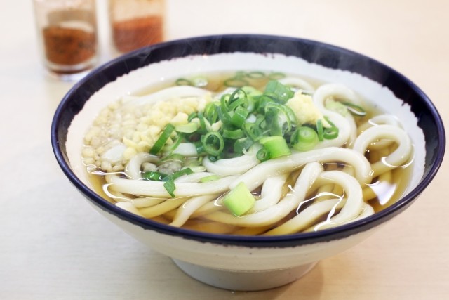 「一杯のうどん」で暴行事件　なぜ店主は汁を足すのを拒んだのか