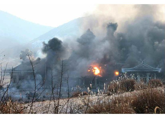 ロケット砲を撃ち込まれて炎上する青瓦台のような建物（「労働新聞」電子版より）
