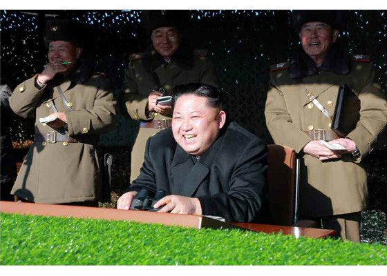 訓練は金正恩朝鮮労働党委員長が笑顔で視察した（「労働新聞」電子版より）
