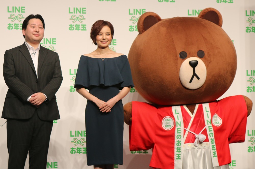 舛田淳氏（左）、ベッキーさん(中央)、LINEオリジナルキャラクターのブラウン(右)