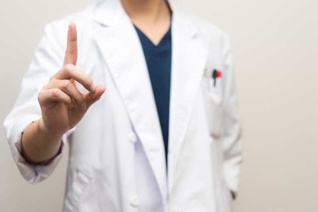 スマホを落としにくい白衣ができた　慈恵医大病院はこんなことにも知恵絞る