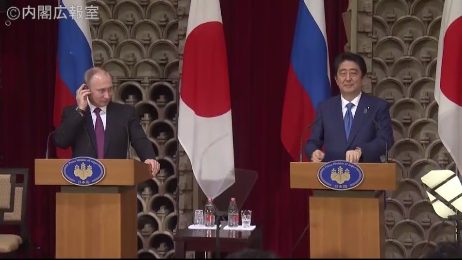 安倍首相（右）はプーチン大統領のことを繰り返し「ウラジーミル」と呼んだ（画像は政府インターネットテレビから）