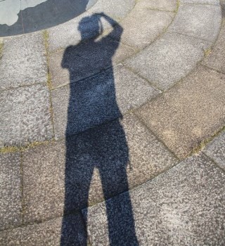 影の向き変化理由「地球が回るから」は「×」　こんな小学校教育は問題ないのか