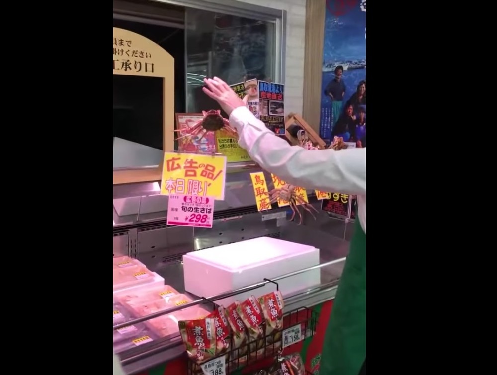 スーパーでカニが浮遊する　鳥取県企画動画に反響続々