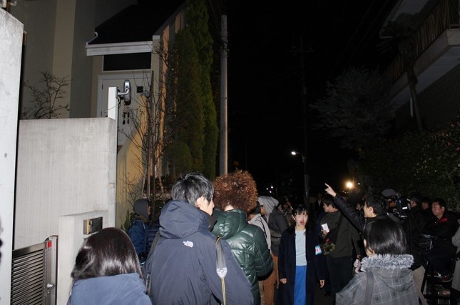 11月28日にはASKAさんの自宅周辺に大勢の報道陣が集まった
