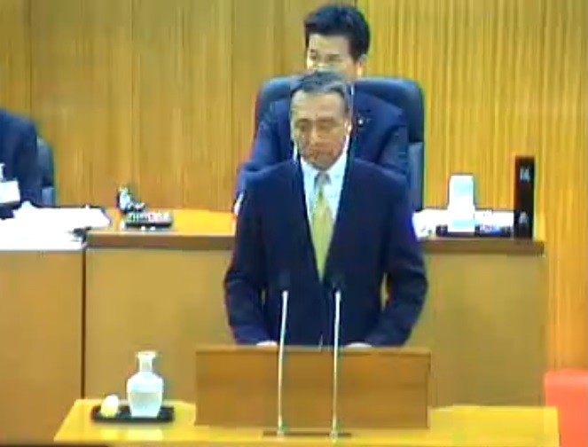 飯塚市議会で陳謝する田中秀哲副市長（69）（ユーストリームの中継動画より）
