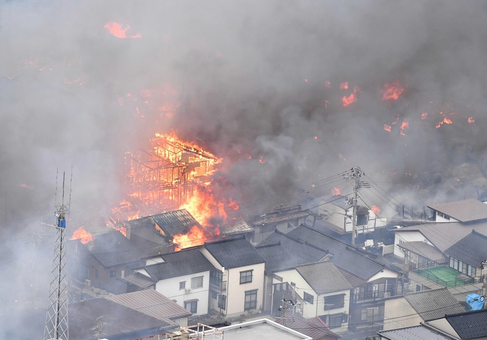 延焼する糸魚川市街地（写真：毎日新聞社/アフロ）