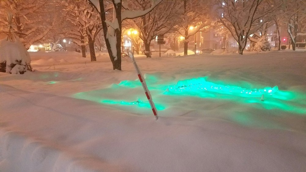 にくきうさん（＠shiftsphere）のツイートより。すっかり埋もれてしまった大通公園のイルミネーションが、雪の下で光っている