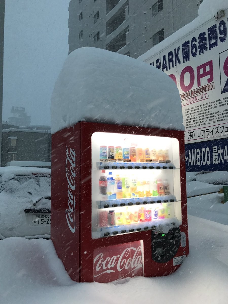 タクマモトオ×あららら×ラオユエ‏（＠sajimotoo）さんのツイートより。これでは買ったジュースを取り出すこともできない