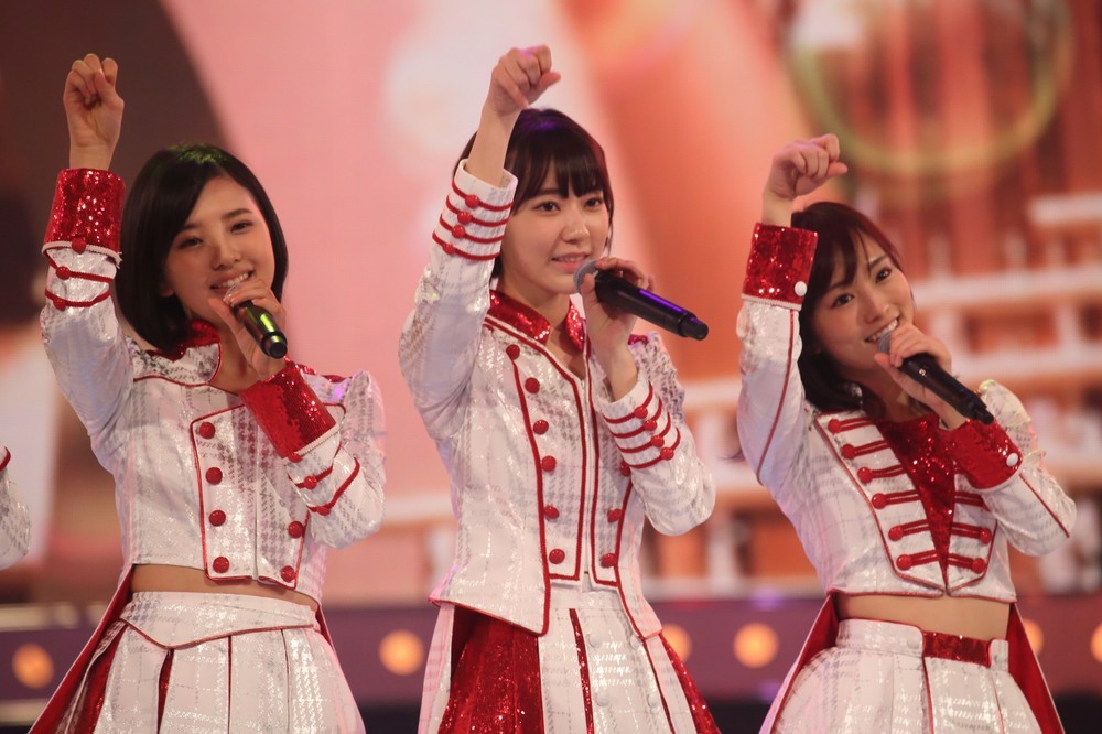 2曲目の「君はメロディー」は、元々HKT48の宮脇咲良さん（写真中央）がセンターだった