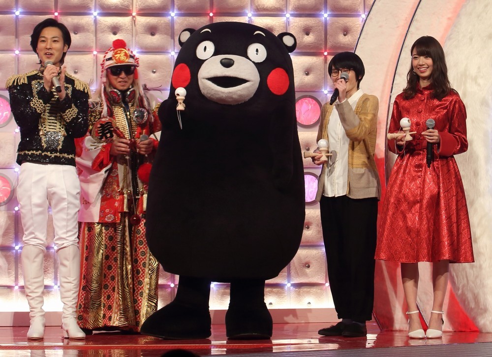 （左から）演歌歌手の山内恵介さん、DJ KOOさん、くまモン、箕輪はるかさん、橋本奈々未さん。山内さん以外はけん玉にチャレンジした。