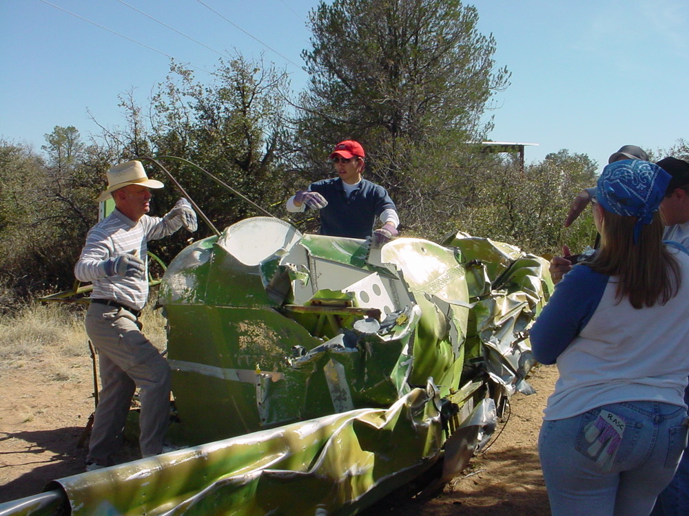 エンブリー・リドル航空大学大学院在学時、事故機の機体を使っての授業のひとコマ（写真提供：前田伸二さん）