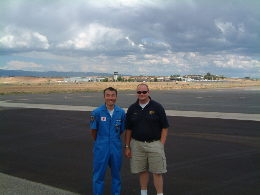 2004年、訓練開始当時に教官と写る前田さん（左）（写真提供：前田伸二さん）
