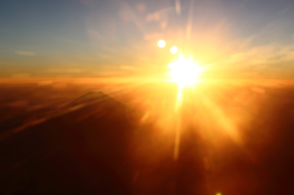 富士山上空5500メートルで「ご来光」　JAL「初日の出フライト」