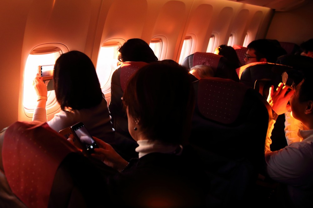 赤い光が機内に差し込むと乗客からは歓声が上がった