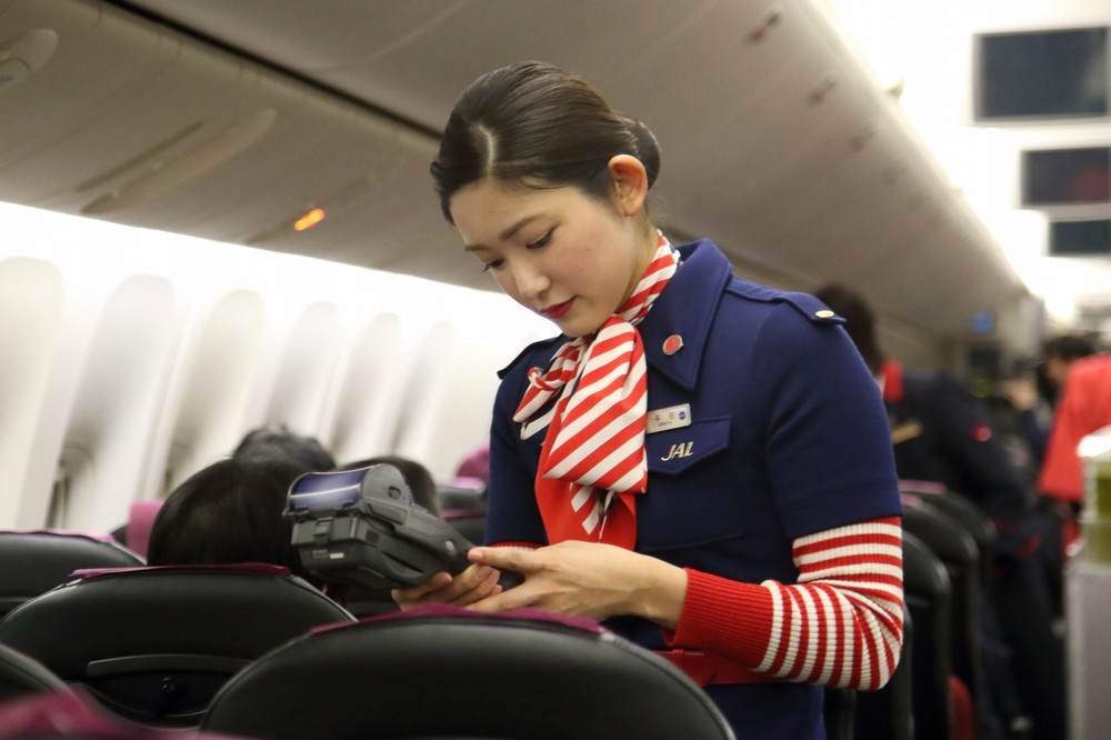 昔の制服でサービスする客室乗務員（CA）。写真は6代目（1977～87年）