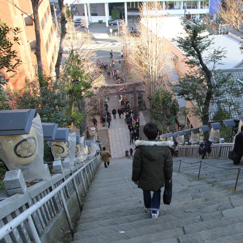 鳥居の外まで伸びる参拝者の行列