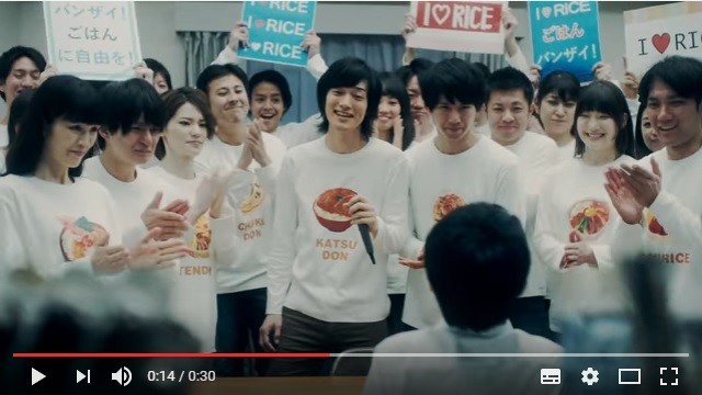 サッポロ新CM、まるで「SEALDs」　シュプレヒコールにプラカード...