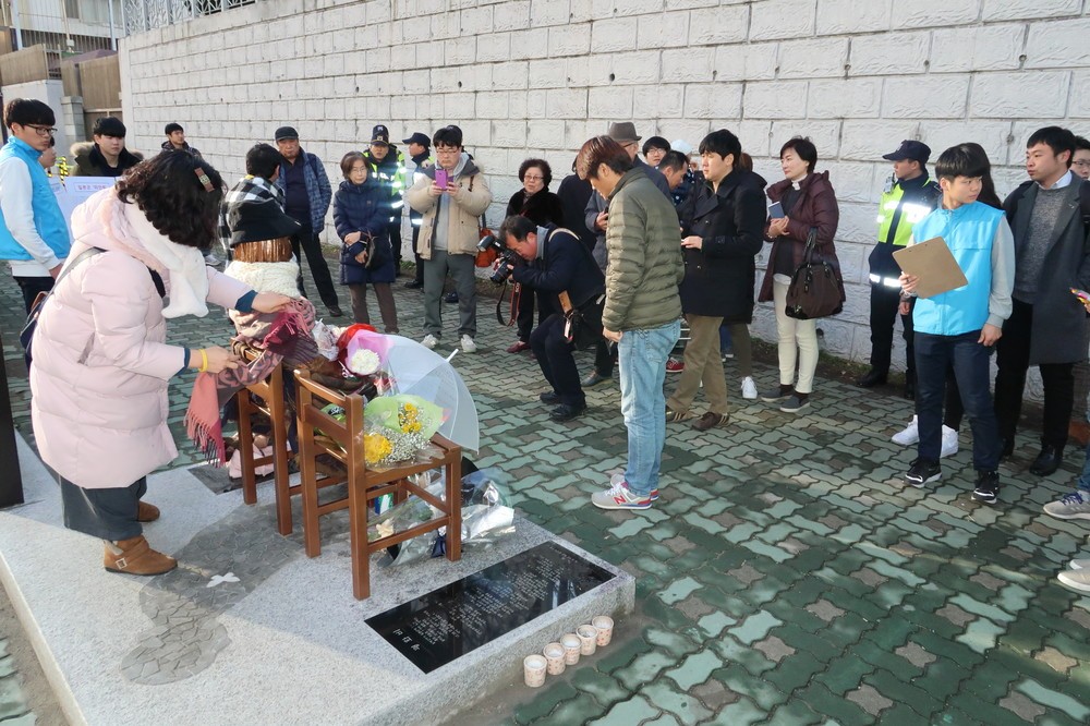 像を訪れた女性がマフラーを巻くなどしていた
