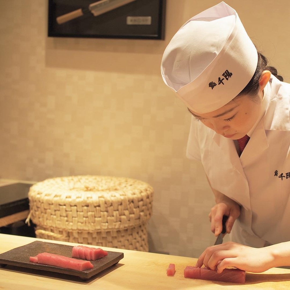 女性職人が板場に立つミシュラン掲載店「鮨 千陽」（画像は「飲食人大学」提供）