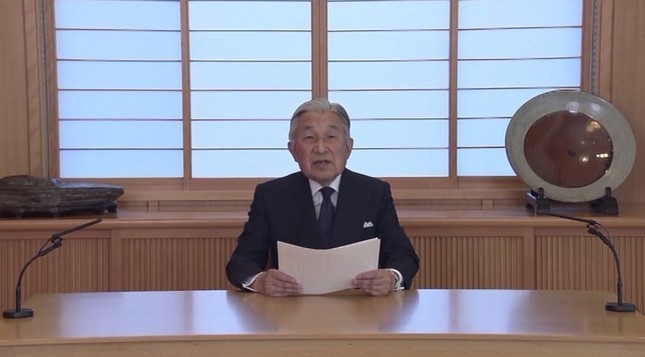 天皇陛下は2016年8月のビデオメッセージで退位の意向を示唆した（画像は宮内庁提供）