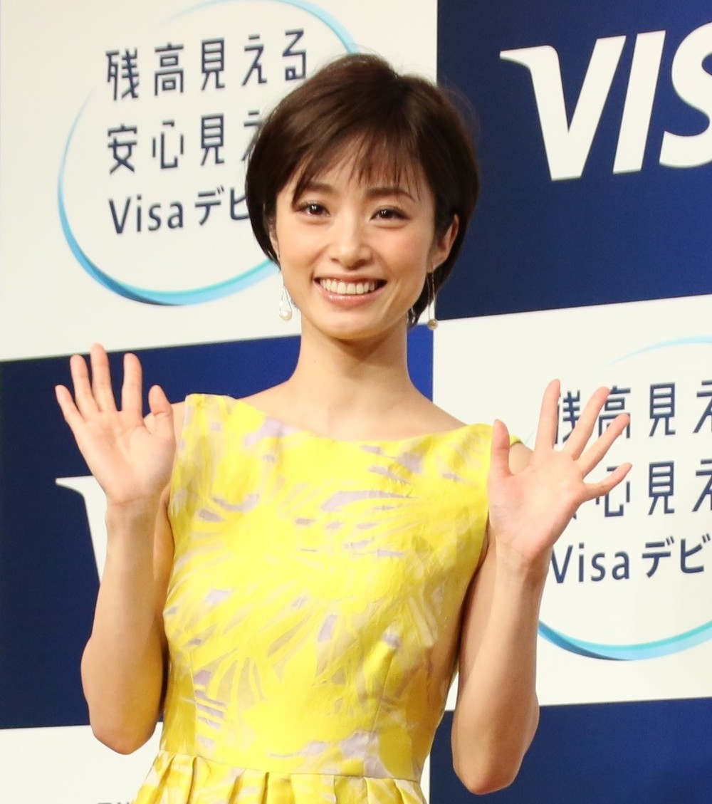 上戸彩に「正月は3人で過ごされた？」　記者団の質問に笑顔で...