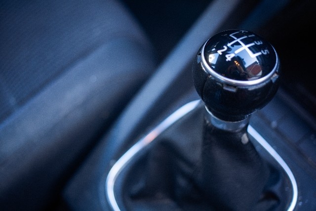 シフトチェンジについて熱弁をふるう（画像はイメージ）