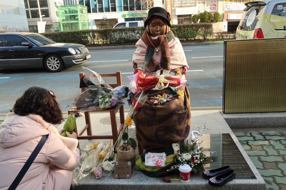 韓国・釜山の日本総領事館前の慰安婦像。韓国民団も撤去を求めている
