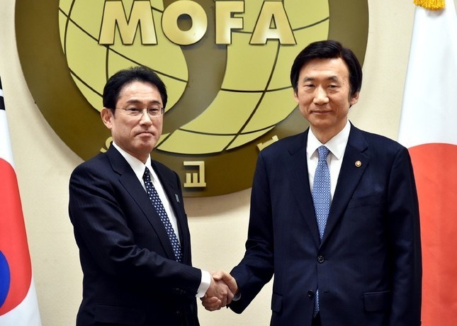 日韓合意はどうなるのか。左が岸田文雄外相、右が尹炳世（ユン・ビョンセ）外相（写真は外務省ウェブサイトから）