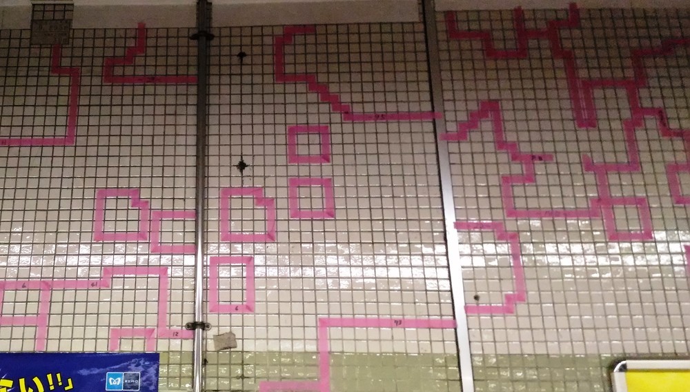 東京・竹橋駅に生まれた「意図せぬアート」 「模様のようなテープ」の正体は？