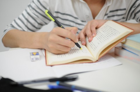 「給付型奨学金」めぐる社説バトル　「さらに拡充を」VS「疑問」を連発