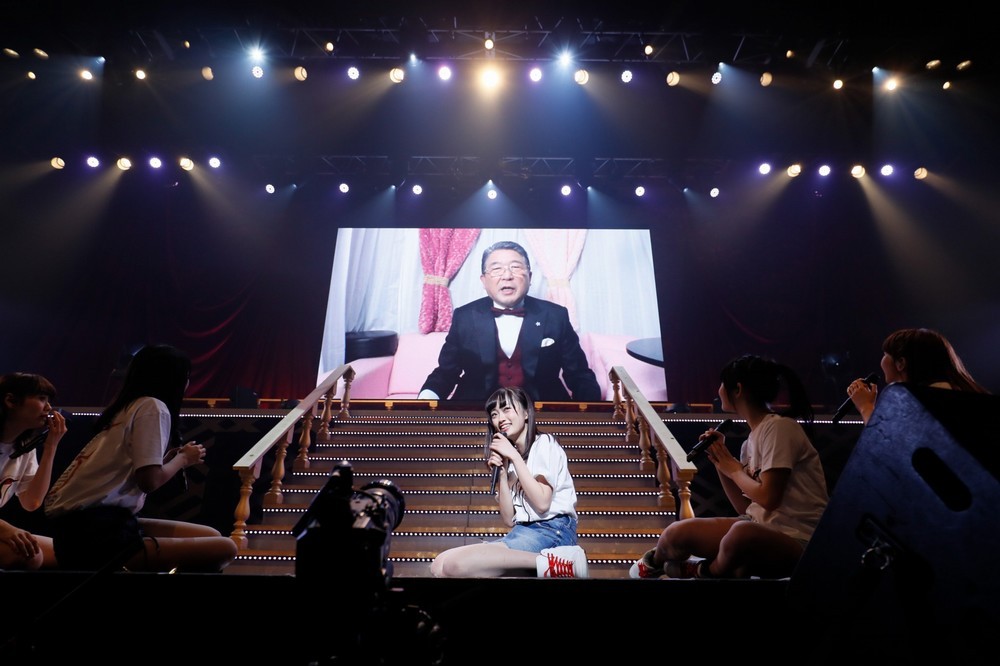 デビューシングルのセンター抜擢に驚く中井りかさん。モニターに映った徳光和夫さんが発表した　（c）AKS