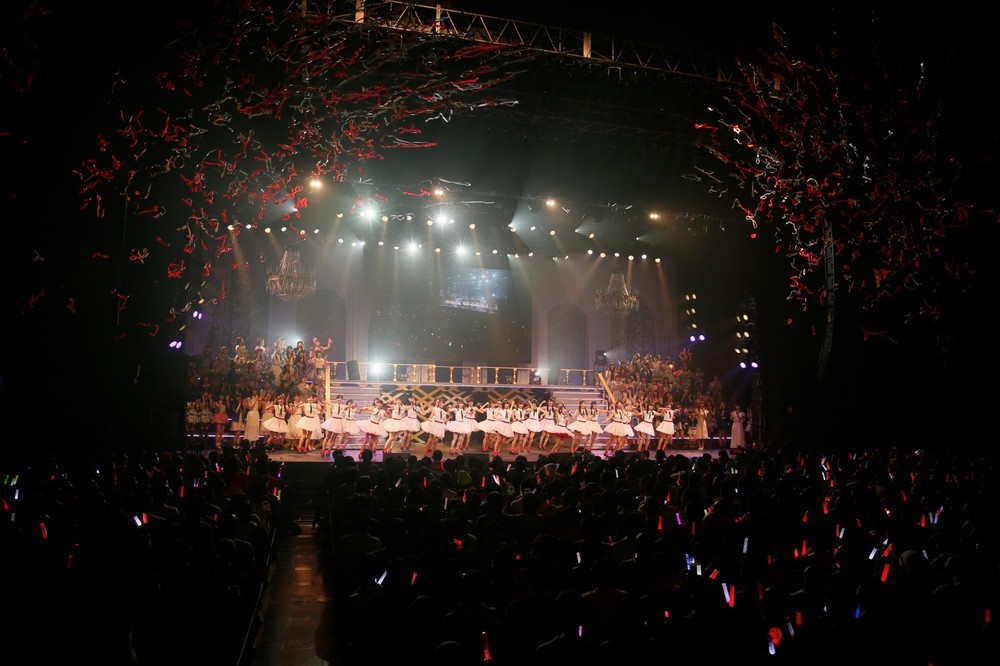 ステージ上では大勢のメンバーが1位を祝福　（c）AKS