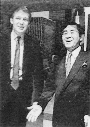 1988年、若きトランプ氏（左）にインタビューした際に一緒に写真に納まる（植山氏より写真提供）(c)テレビ東京